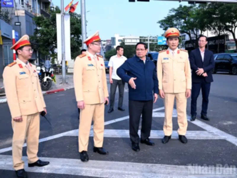 Thủ tướng thăm, động viên lực lượng Cảnh sát giao thông và An ninh mạng dịp Tết Bính Ngọ 2026