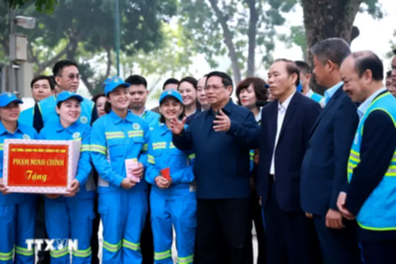 Thủ tướng thăm, động viên lực lượng đảm bảo vệ sinh môi trường Hà Nội dịp Tết