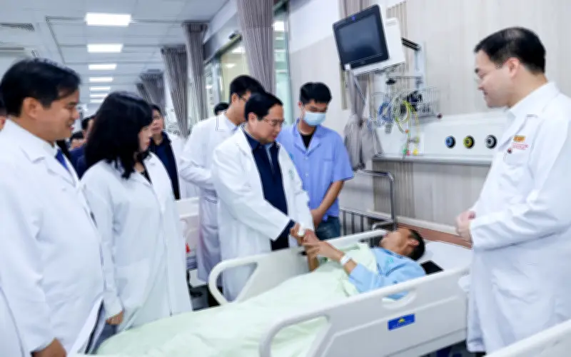 Thủ tướng thăm, động viên y bác sĩ trực Tết tại Bệnh viện Bạch Mai và Việt Đức