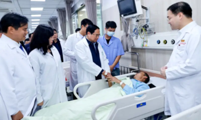 Thủ Tướng Thăm Y Bác Sĩ Tết, Nhấn Mạnh Tinh Thần 'Ba Không' Tại Bệnh Viện Tuyến Cuối