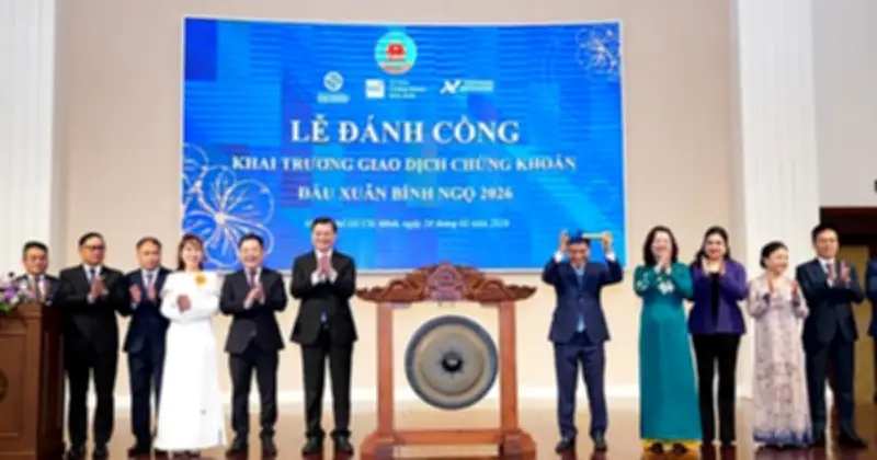 Thị trường chứng khoán khai xuân với sắc xanh, nữ tỉ phú Phương Thảo tạo 'điềm lành'