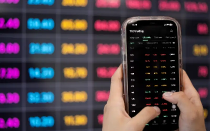 Thị trường chứng khoán khởi đầu năm với diễn biến tích cực, VN-Index giảm nhẹ nhưng dòng tiền vẫn mạnh