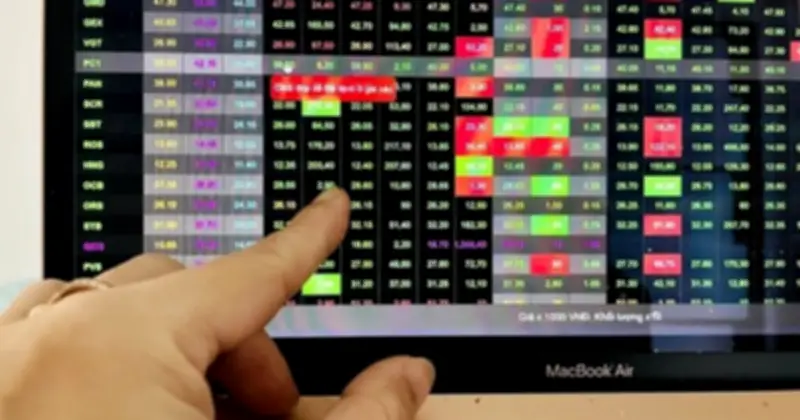 Thị Trường Chứng Khoán Ngày 12/2: Biến Động Giao Dịch Nội Bộ Và Cổ Tức