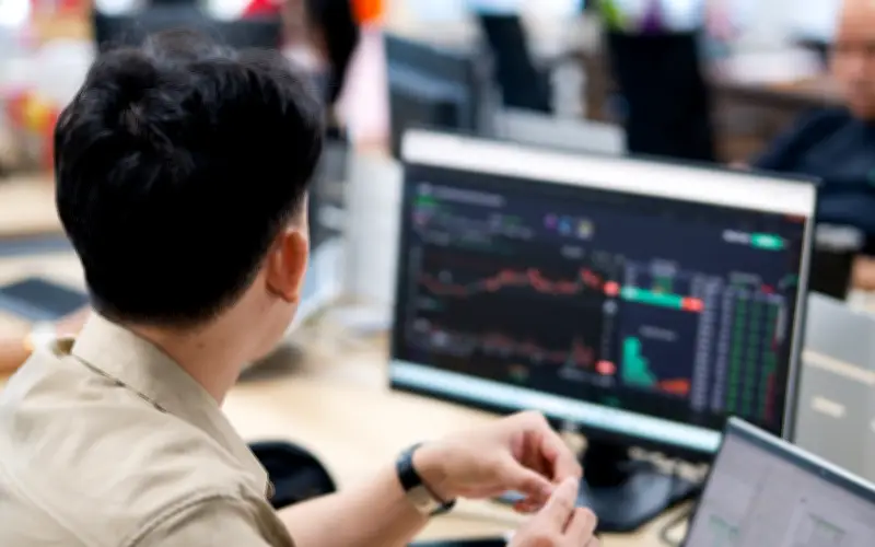 Thị trường chứng khoán ngày 24/2: Giằng co quyết liệt, VN-Index vẫn tăng nhẹ