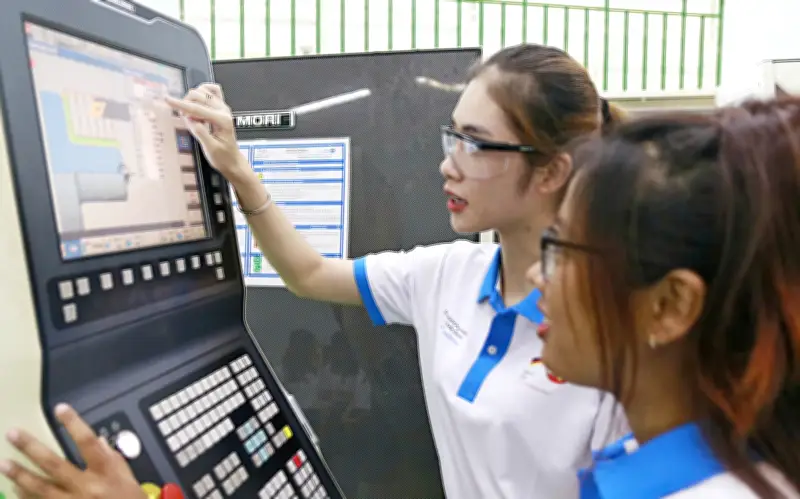 Thị trường lao động 2025-2026: Doanh nghiệp đòi hỏi kỹ năng thực tế, trường học gấp rút thích ứng