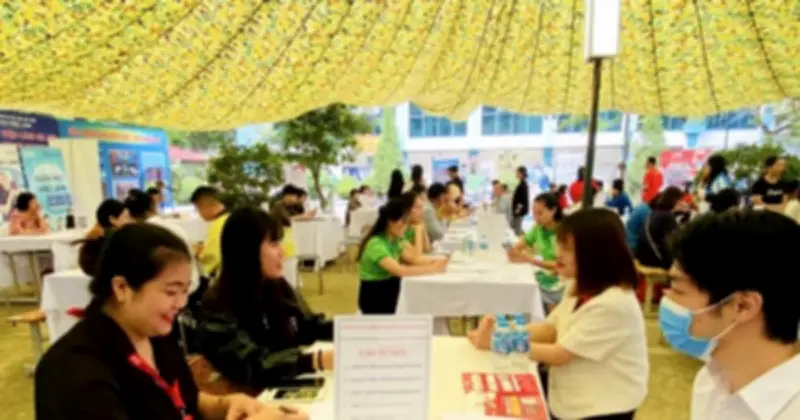 Thị trường lao động phục hồi mạnh sau Tết, dự báo tăng 300.000 việc làm trong quý I/2026