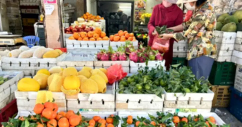 Thị trường mùng 3 Tết Bính Ngọ ổn định, nguồn cung hàng hóa dồi dào, không sốt giá