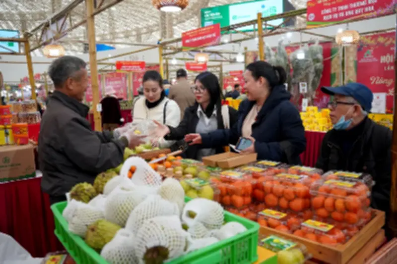 Thị trường Mùng 6 Tết ổn định, nhu cầu mua sắm tăng nhẹ phục vụ lễ Hóa vàng