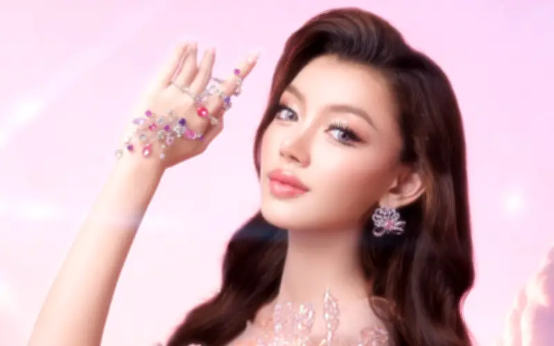 Thae Su Nyein Gây Bất Ngờ Khi Thi Miss Cosmo 2026 Sau Ồn Ào Miss Grand