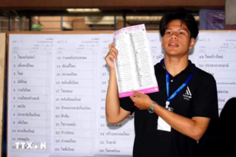 Thủ tướng Thái Lan Anutin được hoan nghênh sau khi kiểm phiếu lại