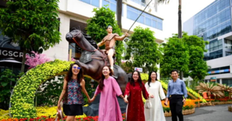 Thanh Gióng cưỡi ngựa sắt tung vó trên đường hoa khu nhà giàu TP.HCM