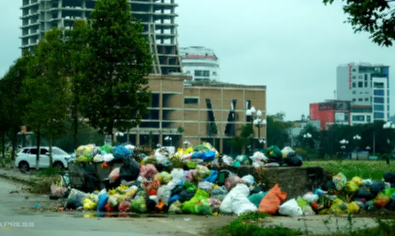 Thanh Hóa: Rác thải tràn ngập đường phố sau Tết do bãi rác chính bị người dân chặn