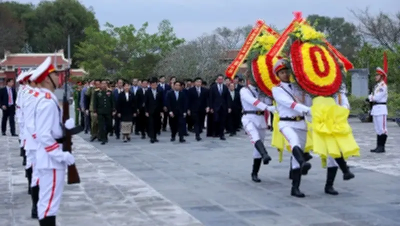 Đoàn đại biểu Thanh Hóa - Hủa Phăn dâng hương tưởng niệm và tăng cường hợp tác