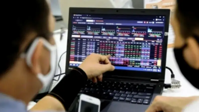 Thanh khoản giảm, nhà đầu tư nước ngoài bán ròng mạnh trên ba sàn chứng khoán