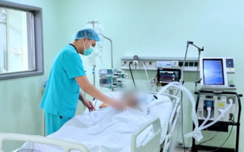 Thanh niên 20 tuổi hôn mê sâu, suy hô hấp cấp do sử dụng thuốc lá điện tử