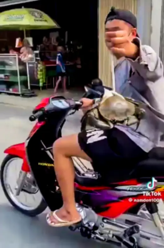 Thanh niên Cà Mau bị phạt vì lái xe một tay, không mũ bảo hiểm và đăng clip câu view