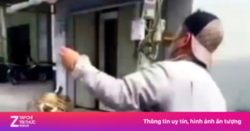 Thanh niên Cà Mau lái xe một tay, xách cua múa may giữa đường bị công an mời làm việc