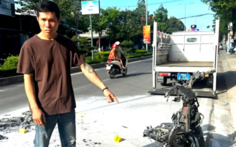 Thanh niên Khánh Hòa đốt xe máy khi bị cảnh sát giao thông kiểm tra