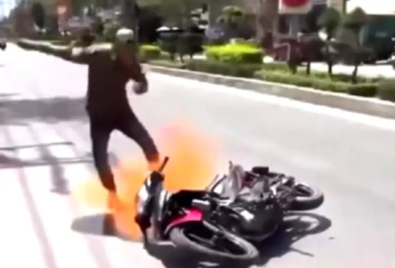 Thanh niên Khánh Hòa đốt xe máy khi bị cảnh sát kiểm tra, dương tính ma túy