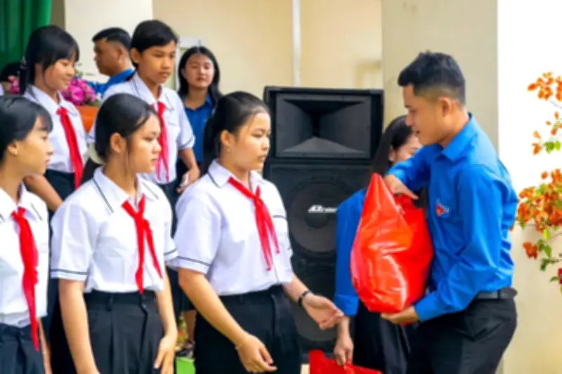 Thanh niên Lâm Đồng sẻ chia yêu thương, trao hàng trăm suất quà Tết ấm lòng