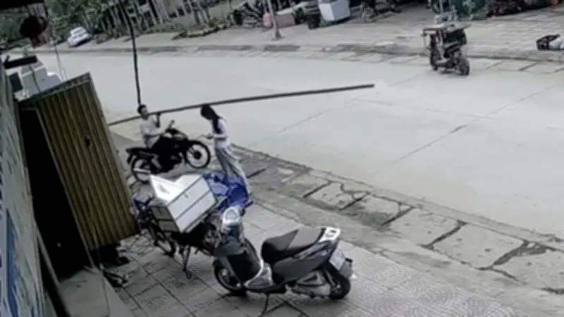 Thanh niên vác cây nêu chặn đường, gây tai nạn cho hai xe máy