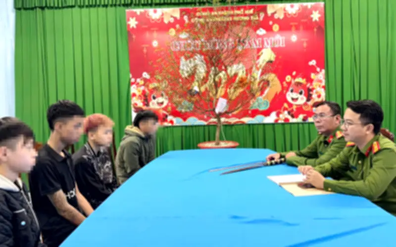 Thanh thiếu niên Huế biểu diễn nguy hiểm với dao, côn nhị khúc để câu like TikTok