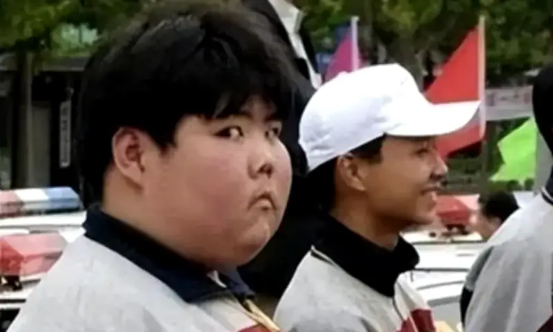 Cuộc Sống Bình Lặng Của 'Thánh Meme Đời Đầu' Tiền Chí Quân Sau 20 Năm