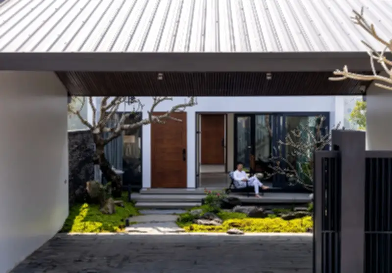 Thiết kế cổng nhà như mái hiên nghỉ chân: Xu hướng kiến trúc đa năng mới