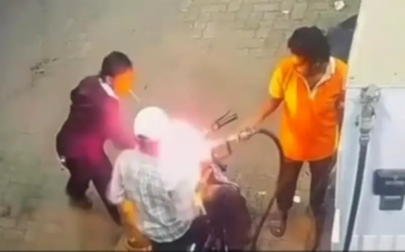 Thảm họa suýt xảy ra tại trạm xăng Ấn Độ vì người đàn ông cố đốt xe khi bị ngăn hút thuốc