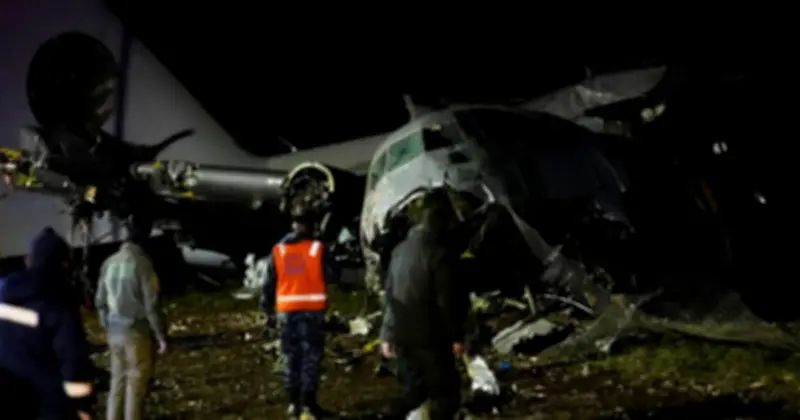Thảm kịch máy bay chở tiền ở Bolivia: 15 người chết, tiền vương vãi khắp đường cao tốc