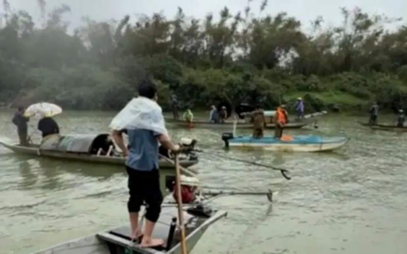 Thảm kịch sông Gianh: Đò chở gia đình 7 người bị lật, 2 người tử vong, 2 mất tích