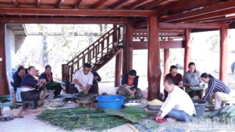 Thượng tướng Lào đón Tết Việt với bàn thờ bố mẹ nuôi, gìn giữ tình hữu nghị đặc biệt