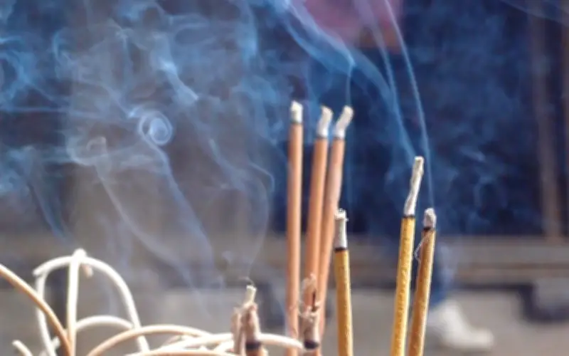 Thắp Hương Ngày Vía Thần Tài Bị Tắt Giữa Chừng: Điềm Xui Hay Chỉ Là Sự Cố?