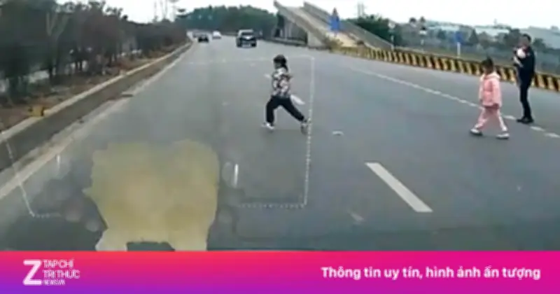 Thót tim cảnh bé trai lao vụt qua mũi ô tô trên cao tốc