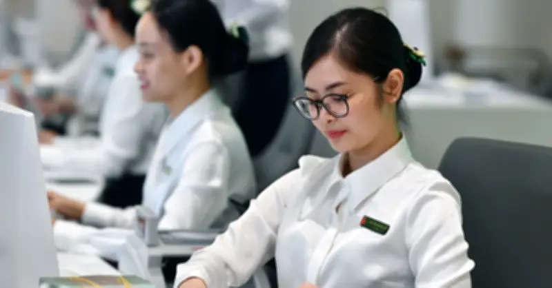 Thu nhập nhân viên ngân hàng 2025: ABBank và VPBank dẫn đầu tăng trưởng, Techcombank vẫn đứng đầu bảng