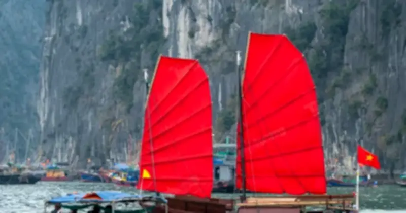 Thuyền Buồm Ba Vách Đỏ Rực Rỡ Tạm Dừng Hoạt Động Trên Vịnh Hạ Long Để Hoàn Thiện