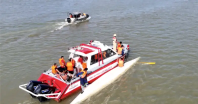 Thuyền đua lật úp trên sông Đồng Nai, 12 vận động viên rơi xuống nước được cứu kịp thời