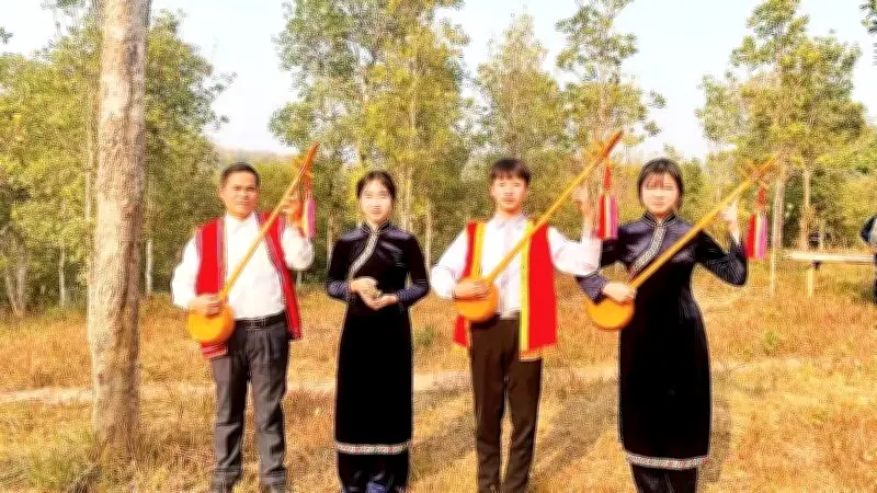 Thầy giáo Lạng Sơn miệt mài hồi sinh hát then, đàn tính cho học sinh dân tộc