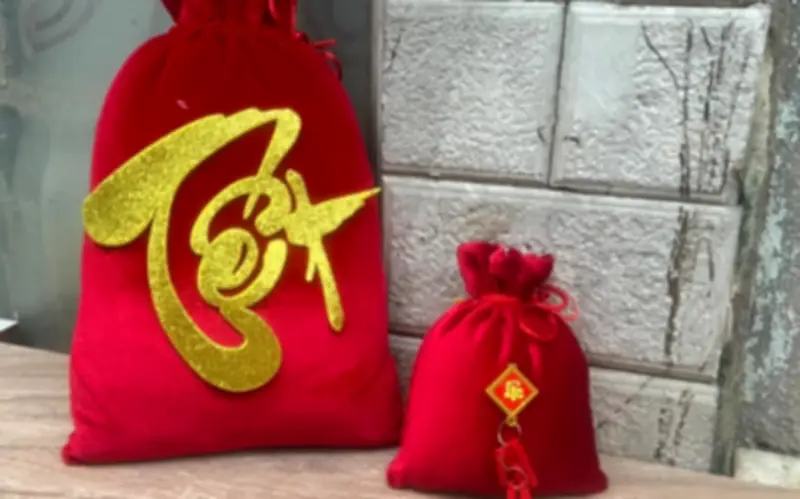 Thưởng Tết độc lạ tại Trung Quốc: Từ que cay tê đến mì gói gây tranh cãi