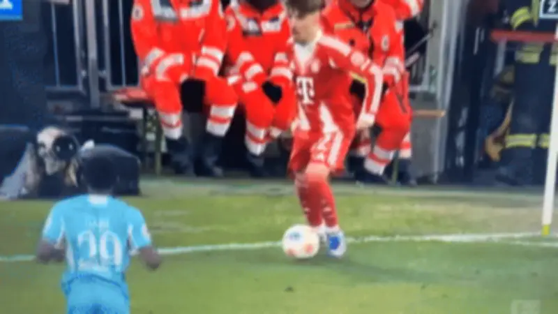 Thần đồng Bayern Munich gây sốc với pha xử lý bóng thất bại trong trận thắng Hoffenheim