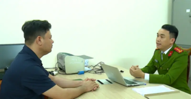 Tài xế bị khởi tố vì khóa đầu, khóa đuôi xe ô tô ngay mùng 2 Tết