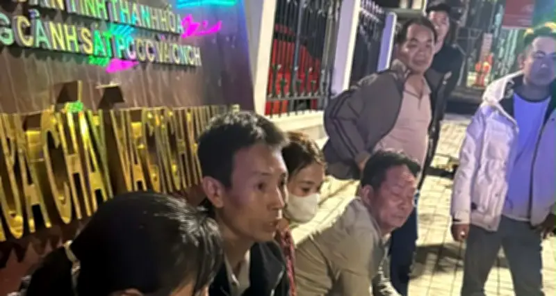 Tài xế bật khóc khi xe tải bốc cháy, ô tô chở xe máy của người quen bị thiêu rụi