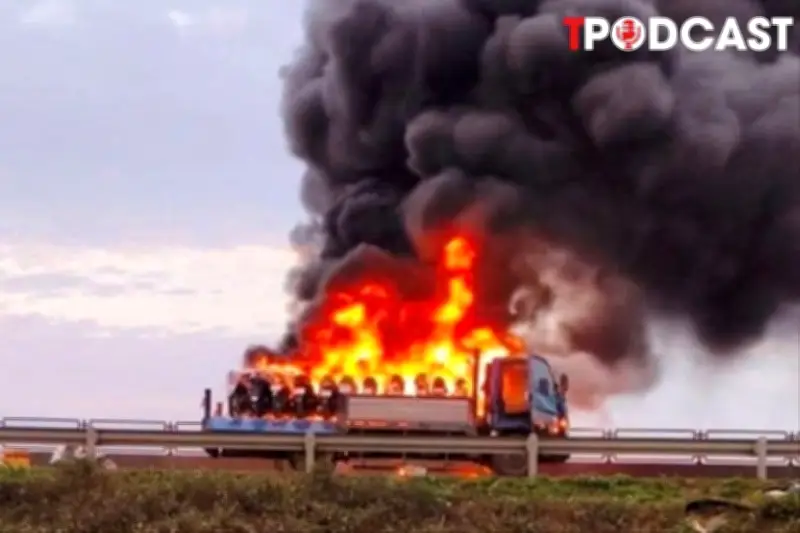 Tài xế bật khóc vì ô tô chở nhiều xe máy bốc cháy, tiền đền bù là gánh nặng lớn