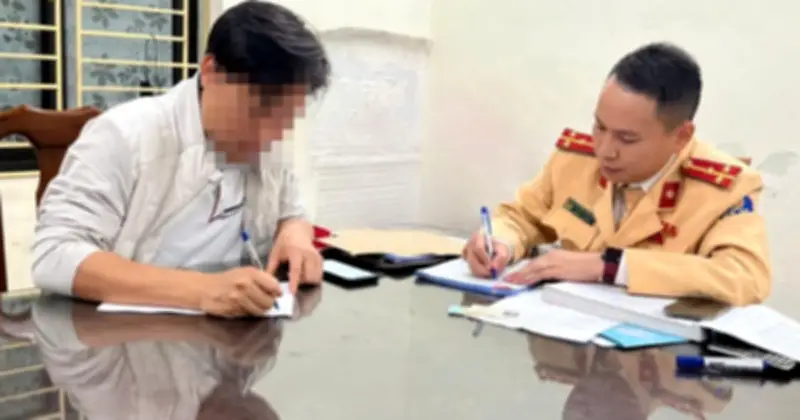 Tài xế công an để trẻ ngồi trước vô lăng bị phạt tiền theo Nghị định 168