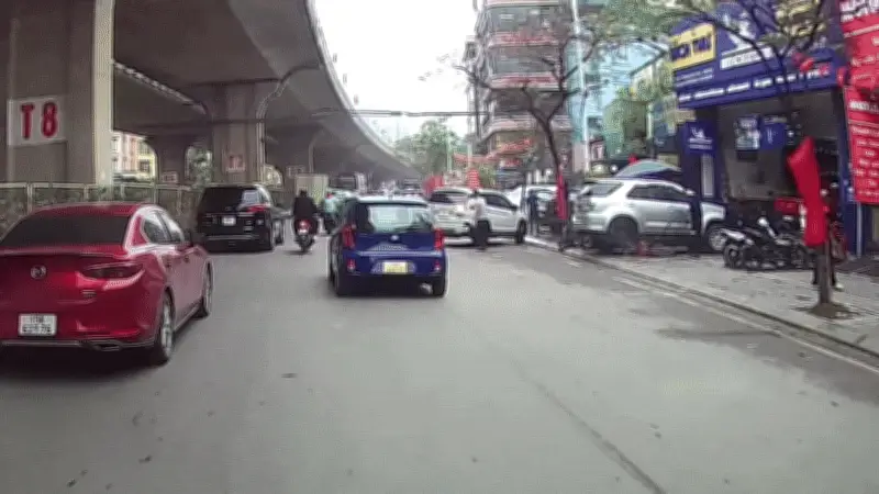 Tài xế container lui xe bất cẩn, đâm ngang xe con phía sau trên đường