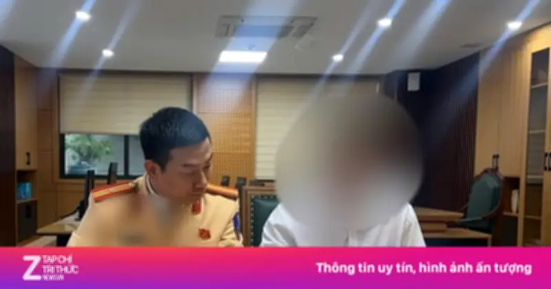 Tài xế Hà Nội bị phạt 23 triệu đồng vì buộc cành đào che biển số xe