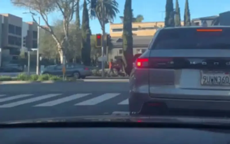 Tài Xế Los Angeles Khiếu Nại Đèn Xanh Chỉ 3 Giây, Gọi Là 'Nhanh Nhất Hành Tinh'