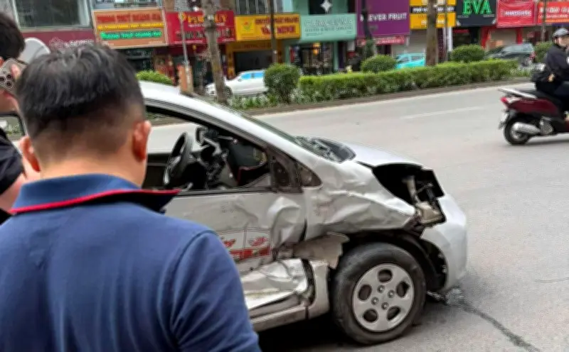 Tài xế Mercedes gây tai nạn liên hoàn ở phố Xã Đàn, Hà Nội rồi bỏ chạy