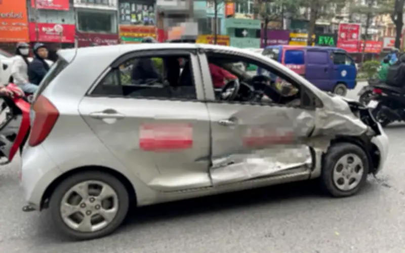 Tài xế Mercedes nghi say rượu gây tai nạn liên hoàn rồi bỏ chạy ở Hà Nội