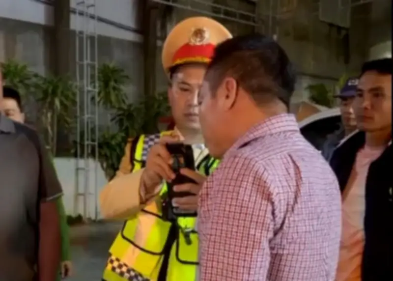 Tài xế Nghệ An bị phạt 35 triệu đồng, tước bằng lái 23 tháng vì nồng độ cồn cao và thách thức CSGT